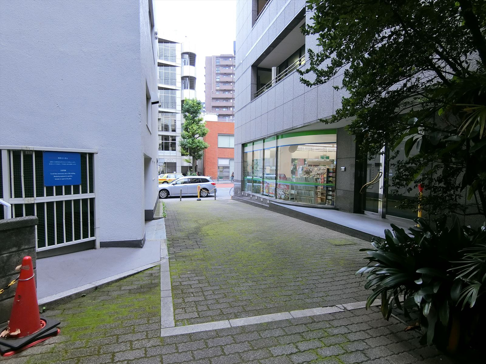 西麻布広瀬ビルアネックス前面の通り