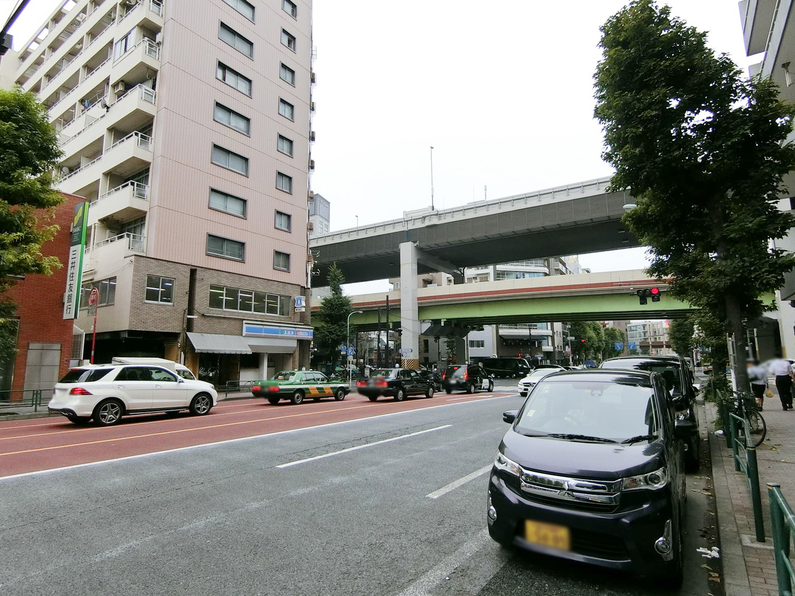 西麻布広瀬ビル前面の外苑西通り