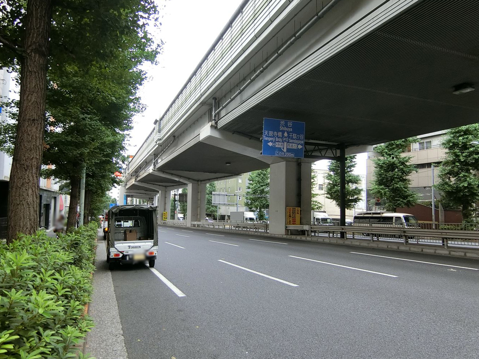 梅田ビル前面の六本木通り