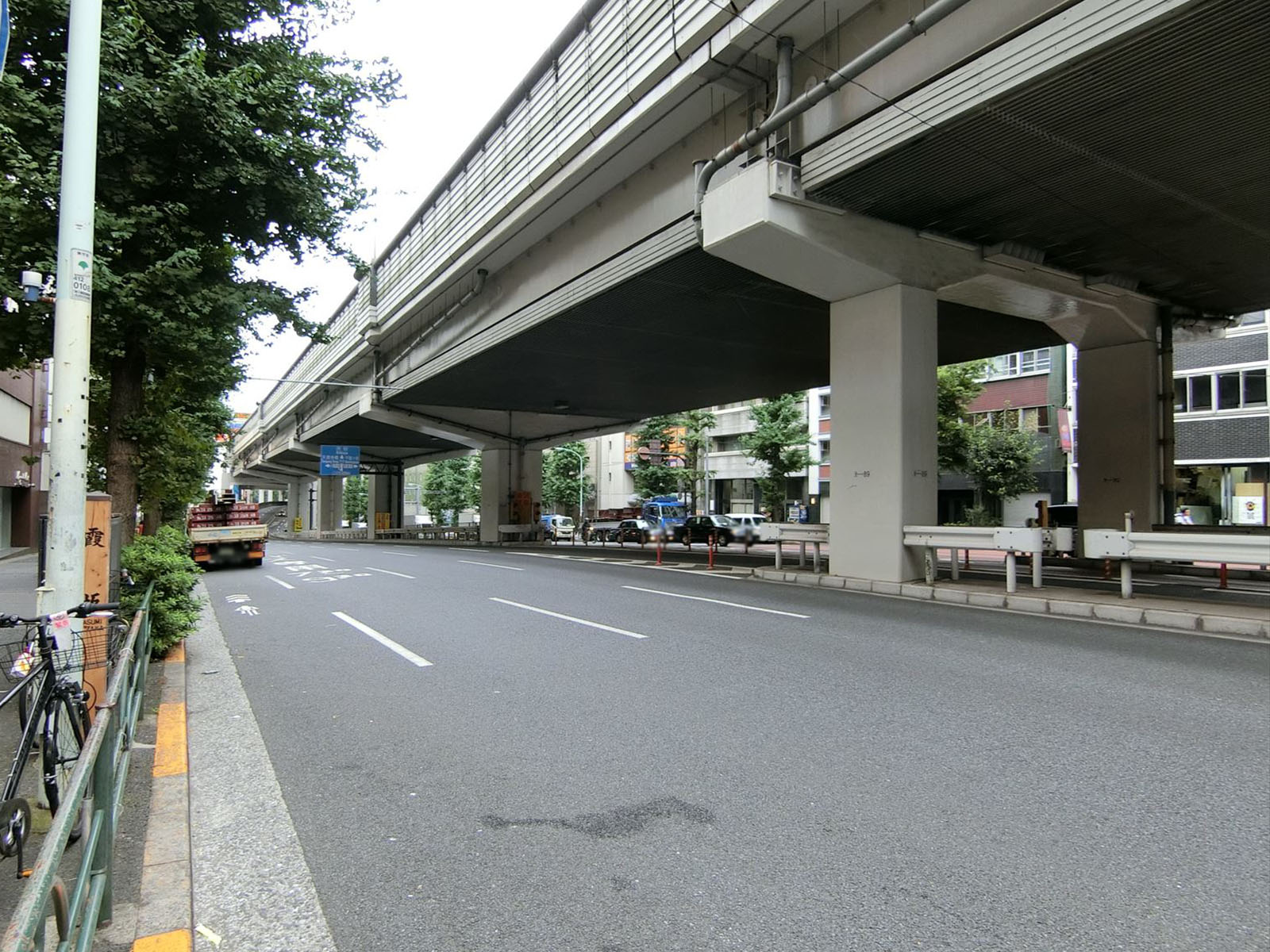 西麻布アネックス前面の六本木通り