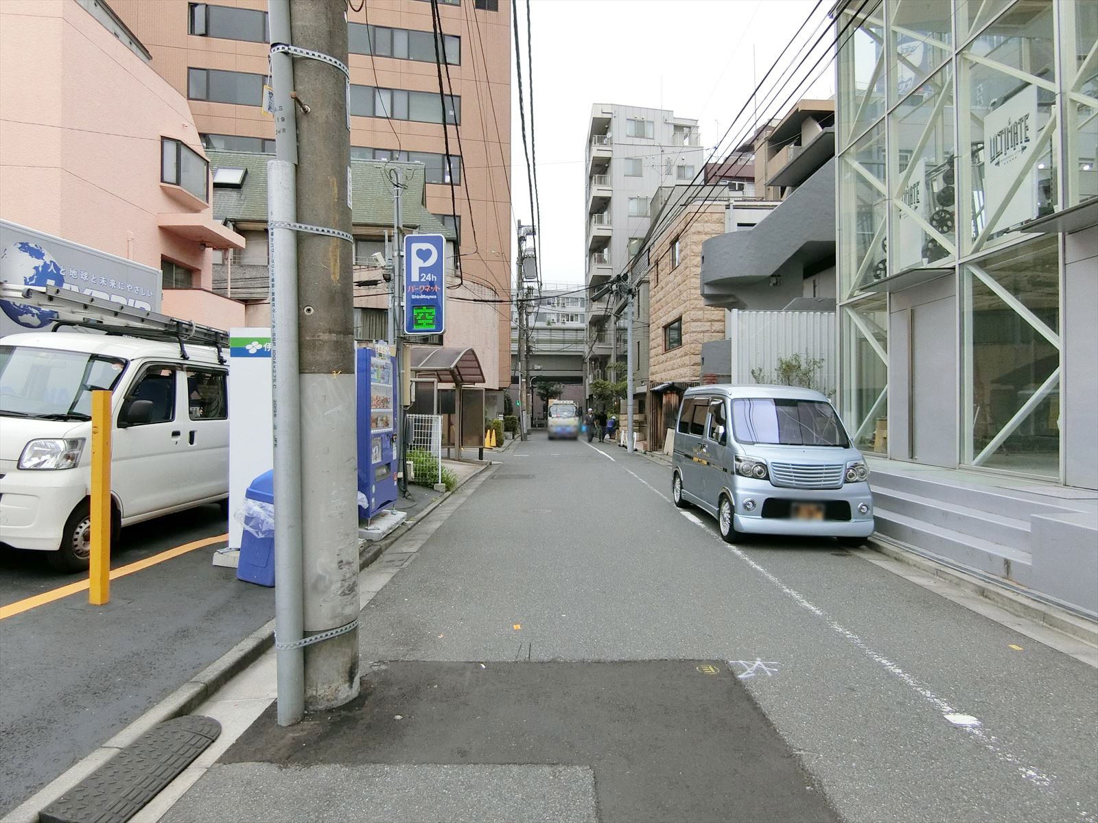 六本木フォレストビル前面の通り