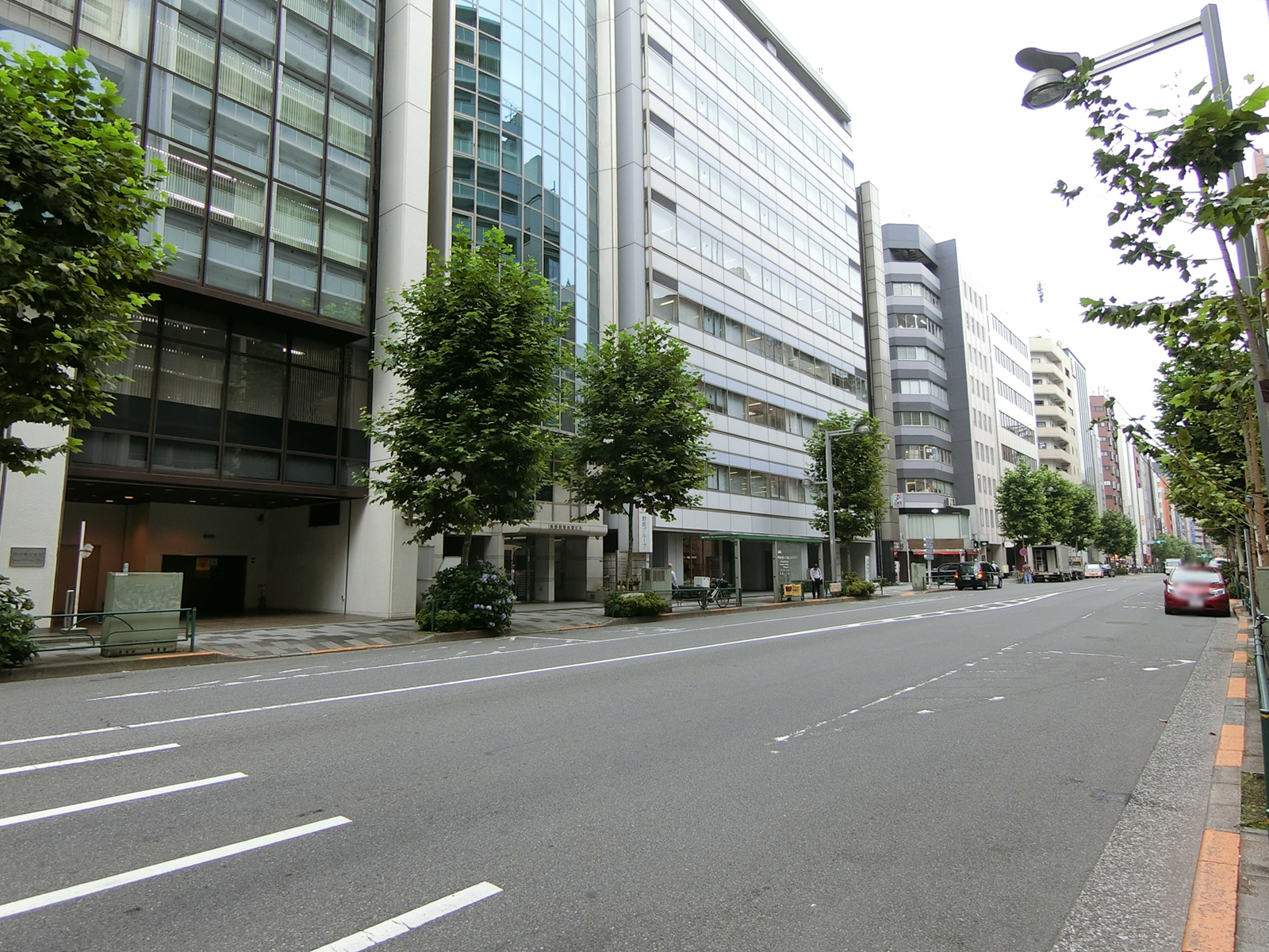 太田紙興新宿ビル前面の新宿通り