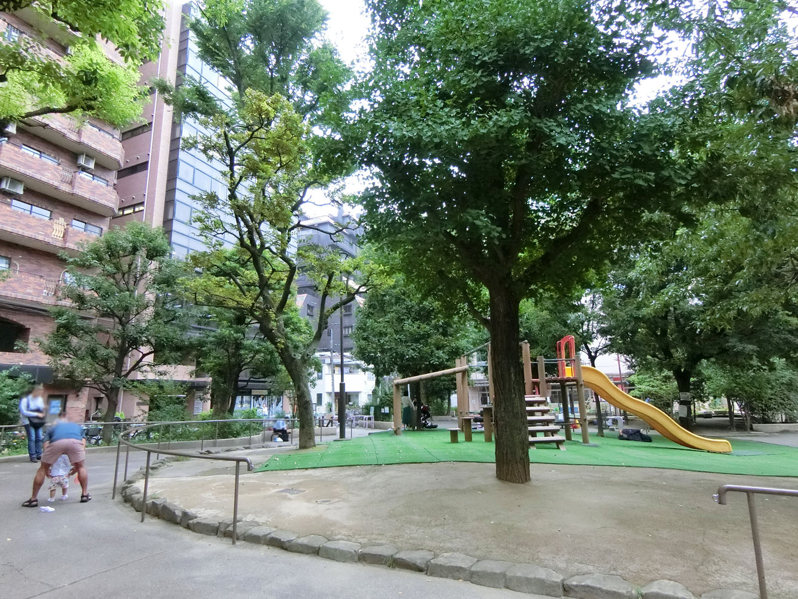 徒歩1分の花園公園