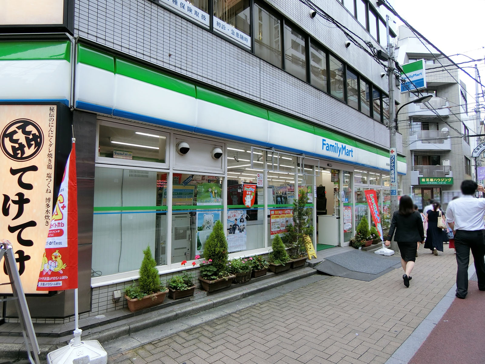 至近のファミリーマート新宿御苑駅前店