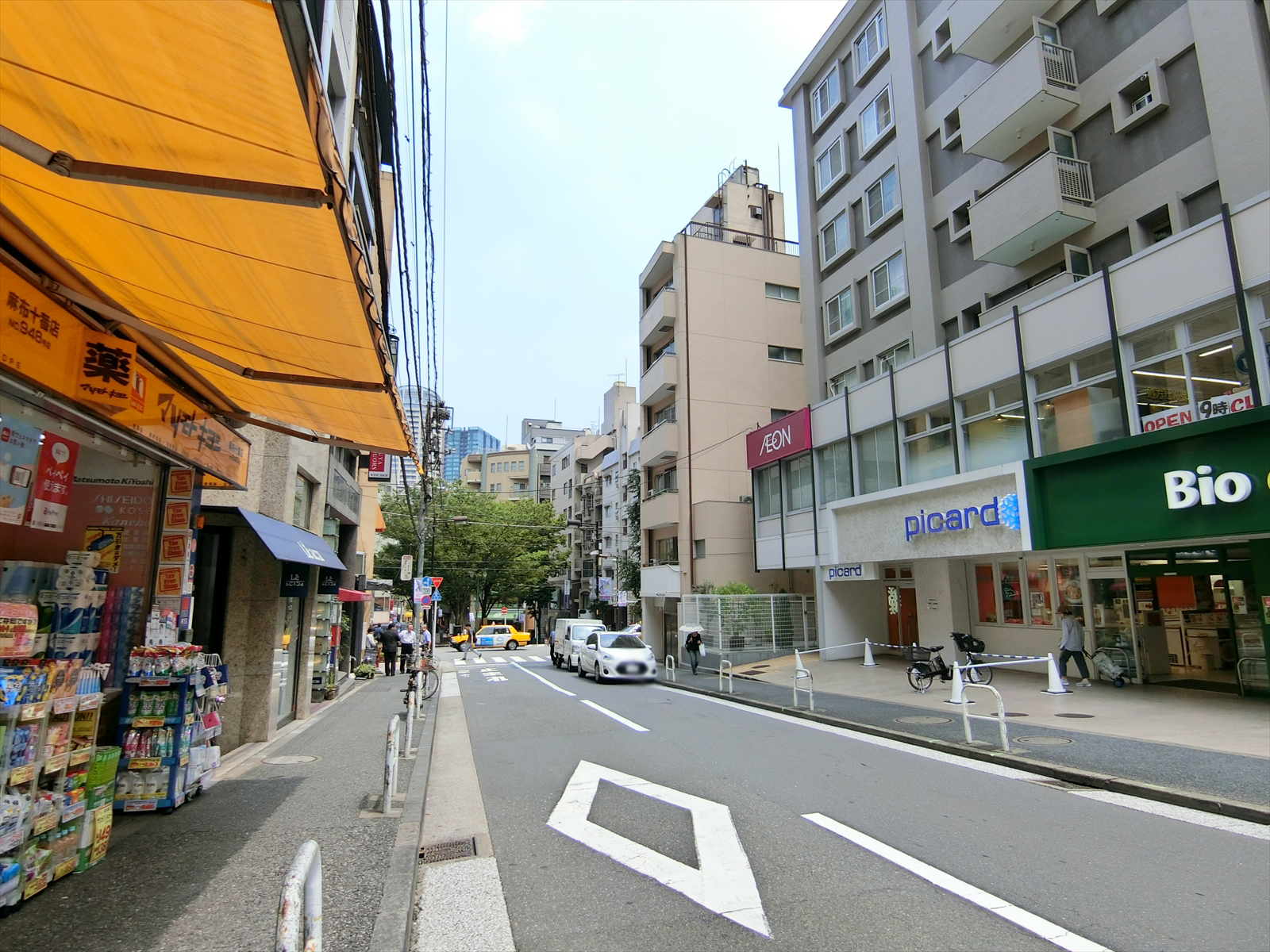 麻布松屋ビル前面の通り