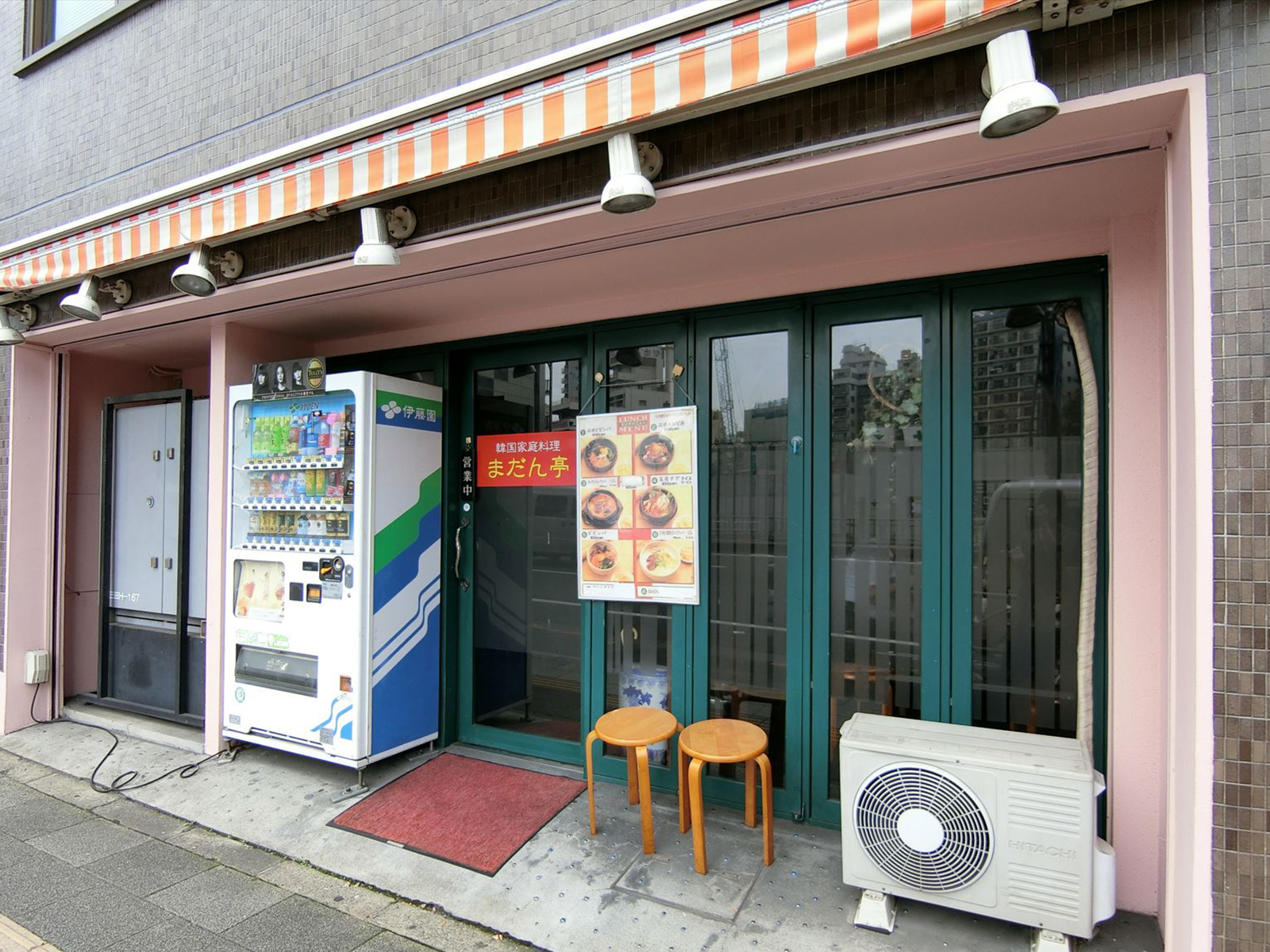 並びの飲食店