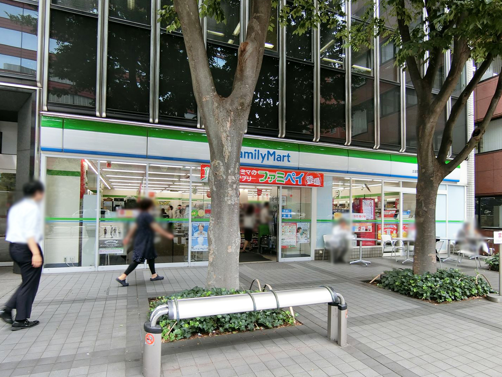 徒歩2分のファミリーマート