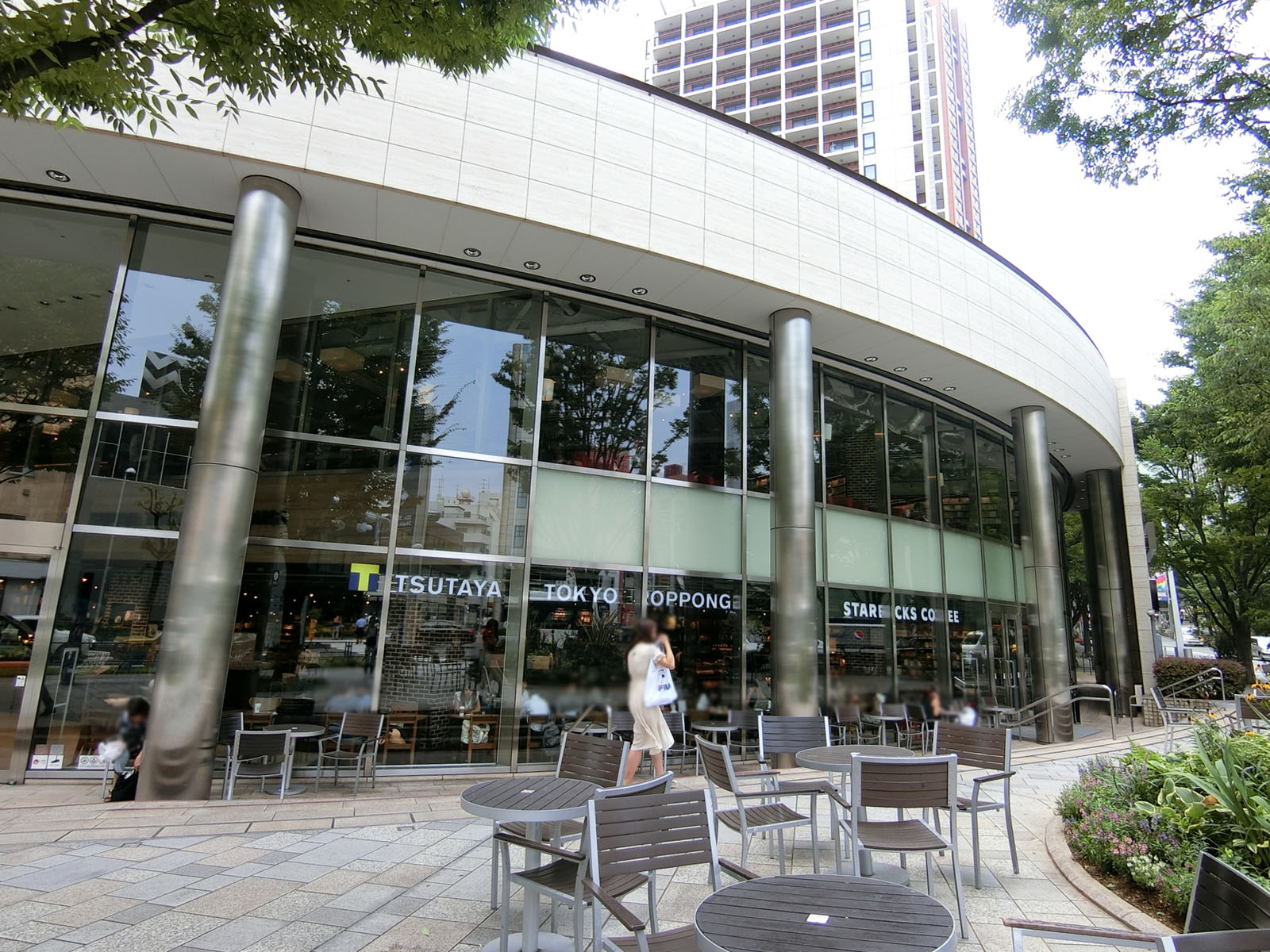 徒歩2分のスターバックスコーヒー