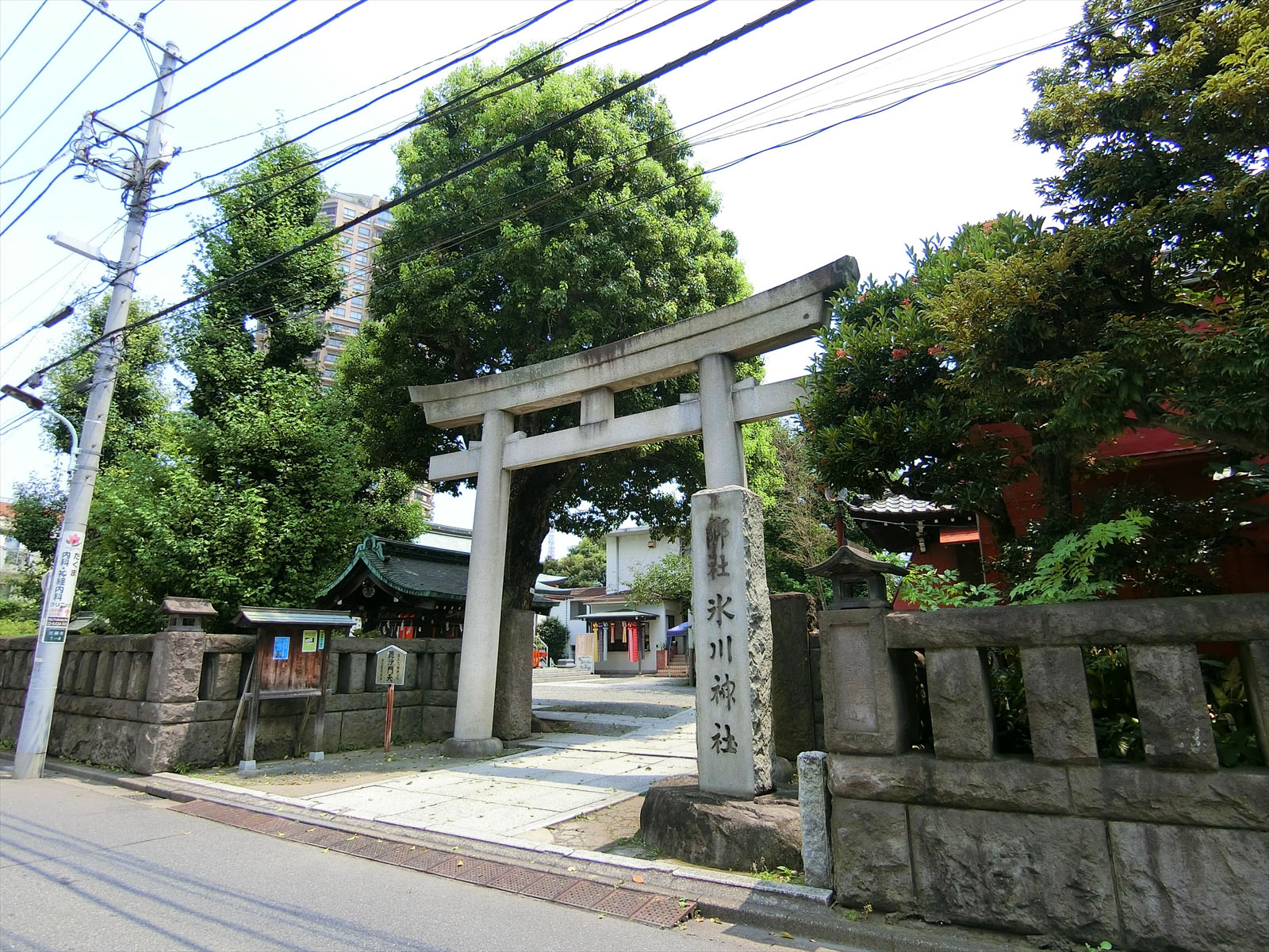 近くの麻布氷川神社