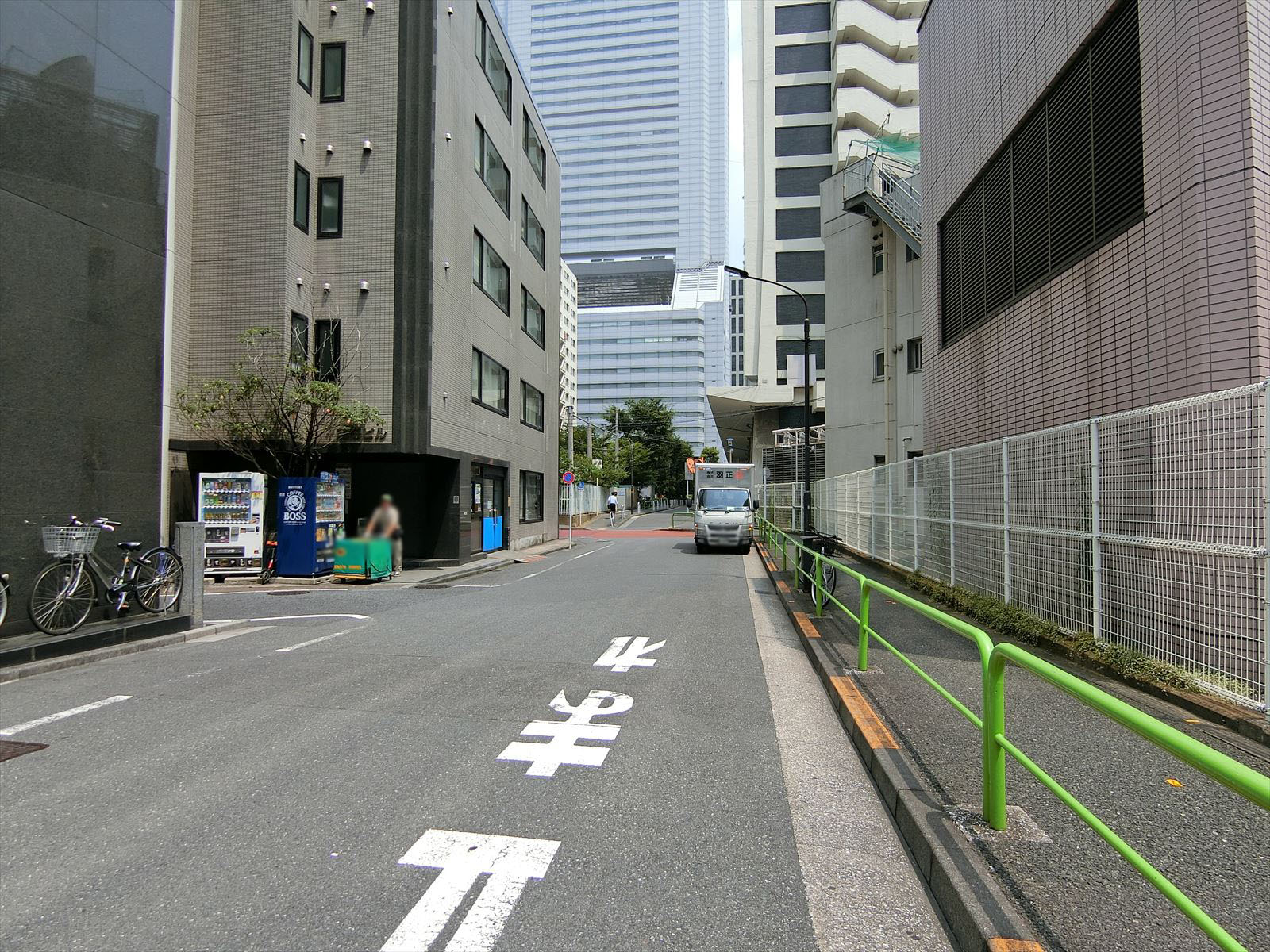 芝5ビル前面の通り