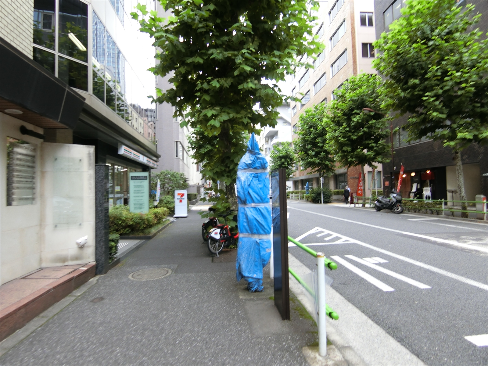 西新橋企画ビル前面の通り