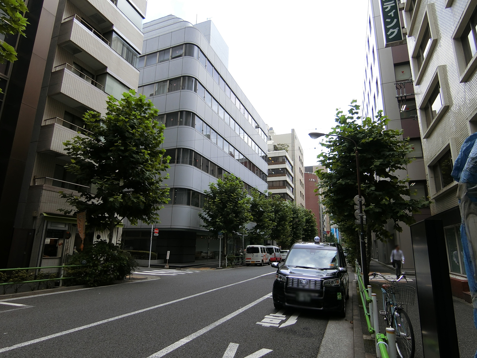 周辺はオフィス街