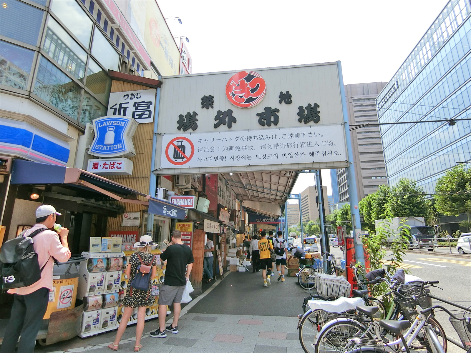 向かいの通りの築地市場