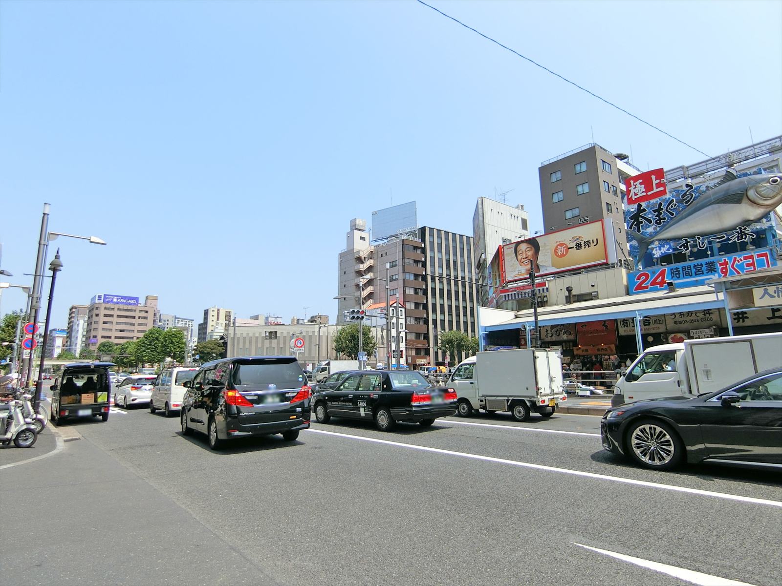 新大橋通り沿いに立地