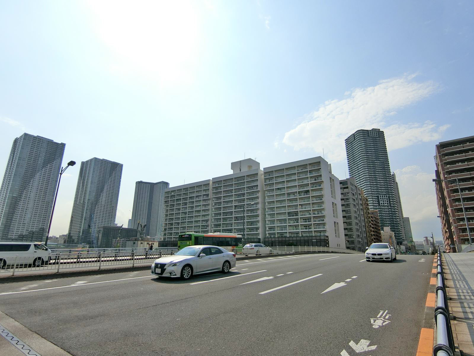 晴海通り沿いに立地