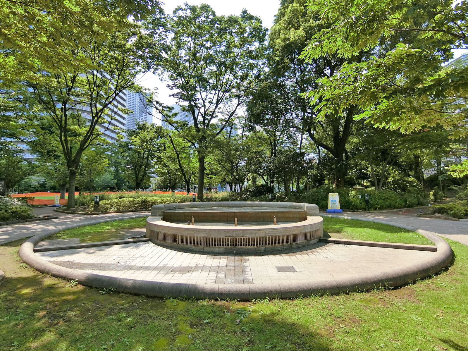 向かいの通りの黎明橋公園