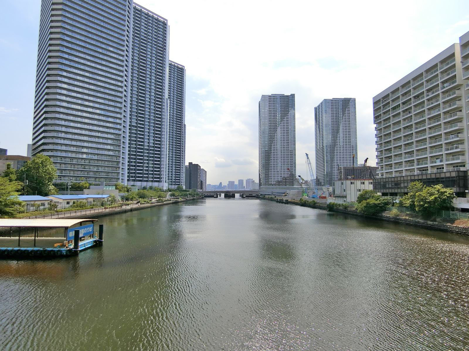 近くを流れる朝潮運河