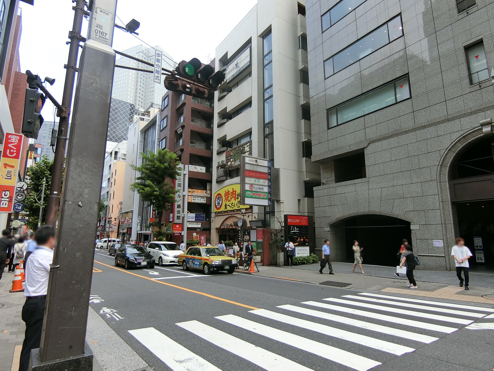 周辺は店舗やオフィスが多いエリア