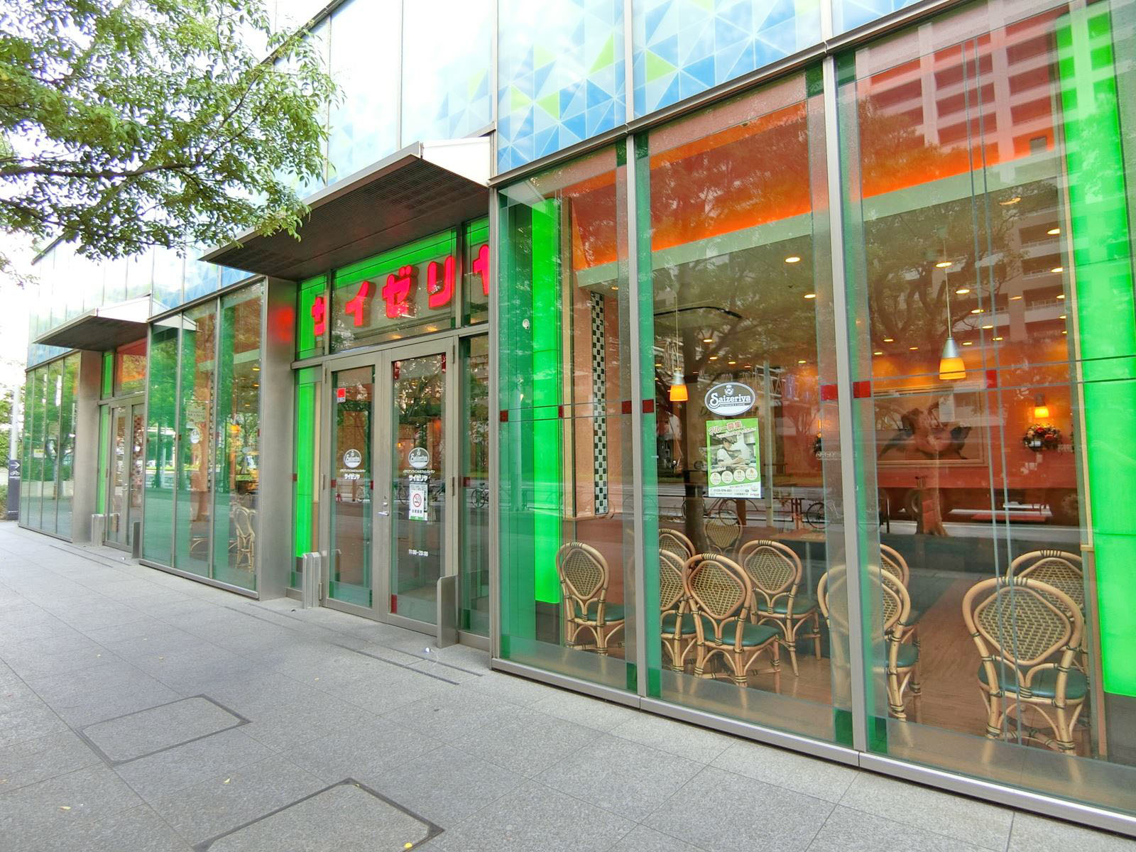 徒歩1分のサイゼリア晴海フロント店