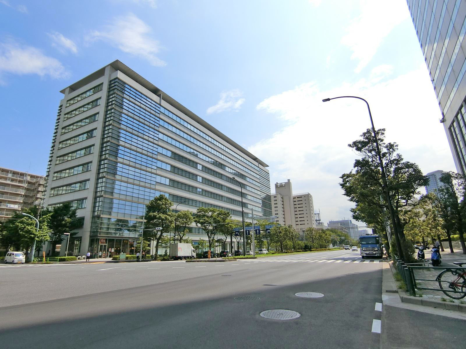 晴海通り沿いに立地