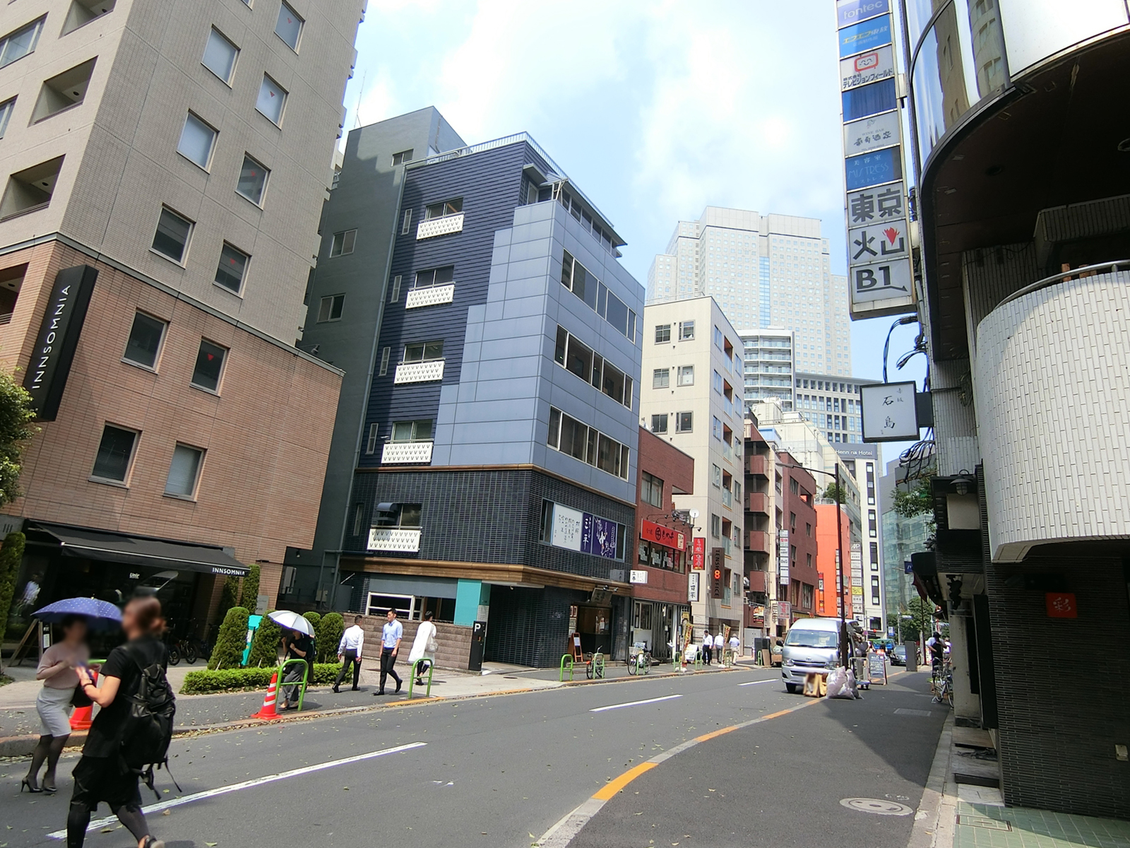 三東ビル前面の通り