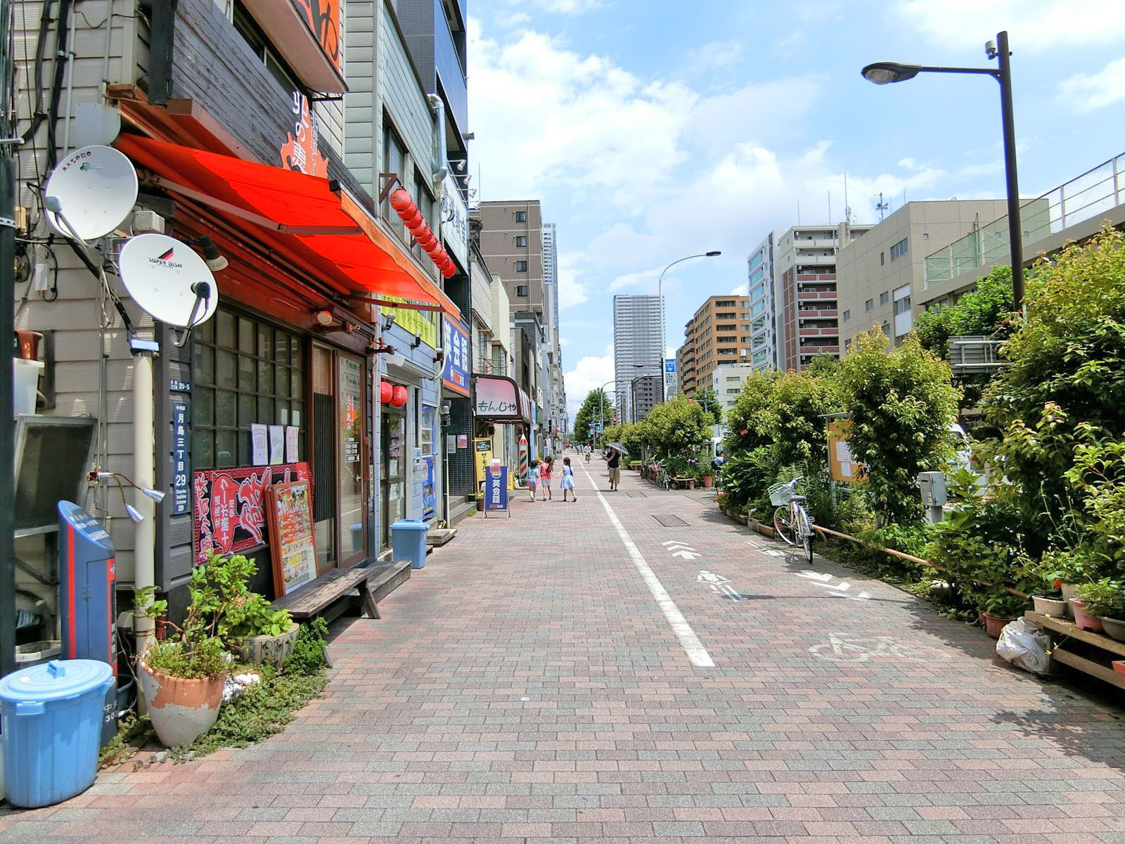 平成ビル前面の通り