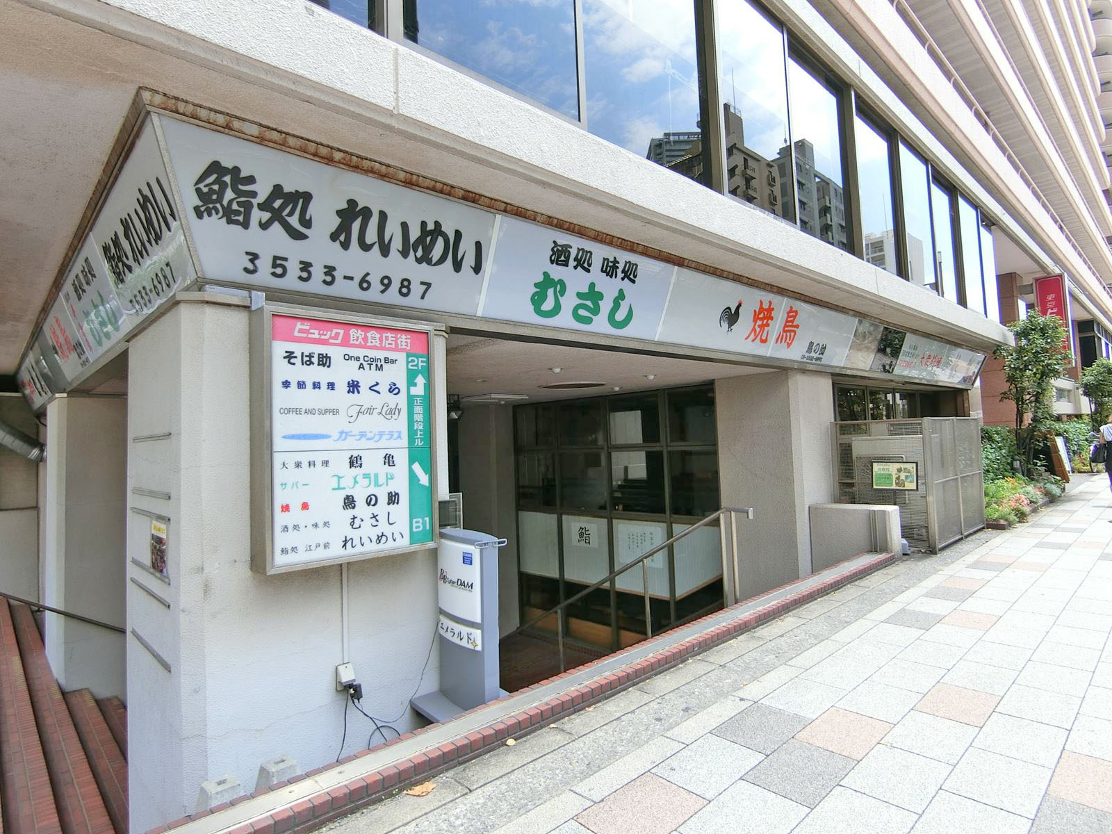 付近には飲食店が豊富