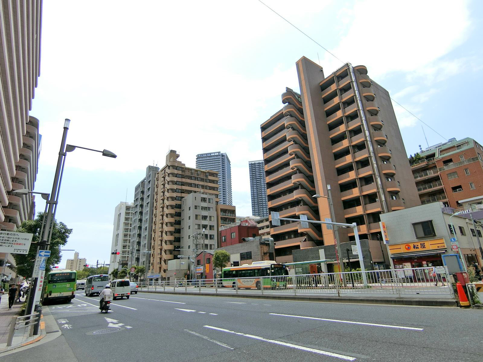 清澄通り沿いに立地