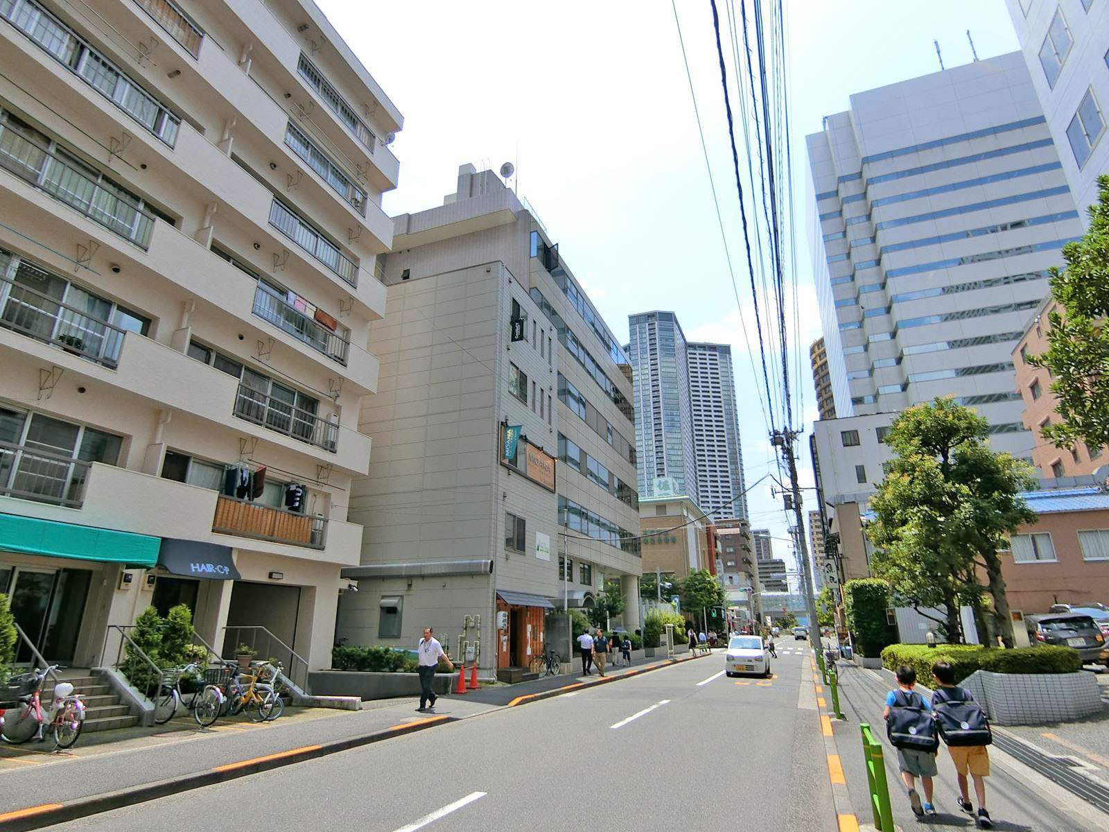 周辺はオフィスや店舗が多いエリア