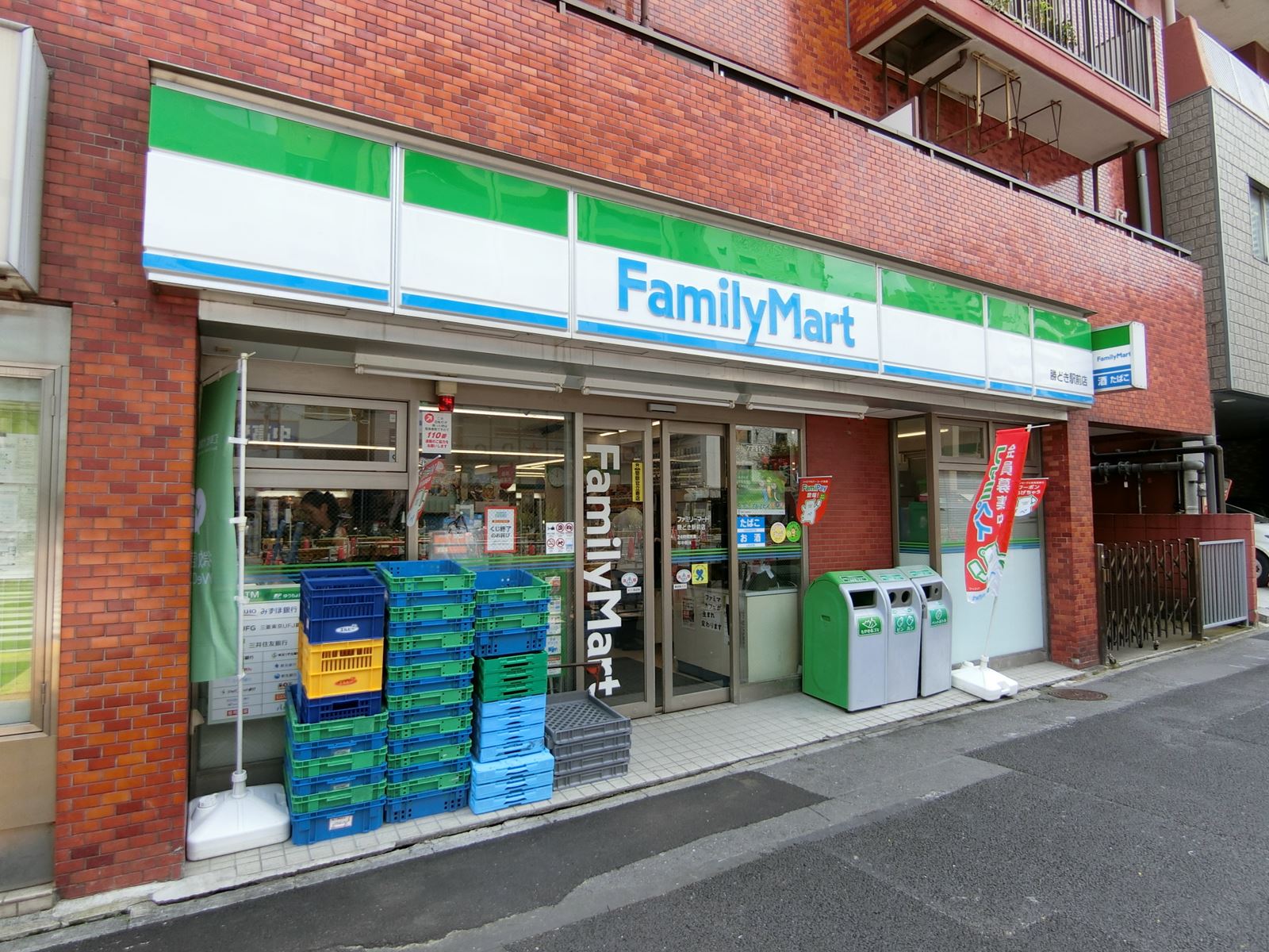 向かいの通りのファミリーマート勝どき駅前店