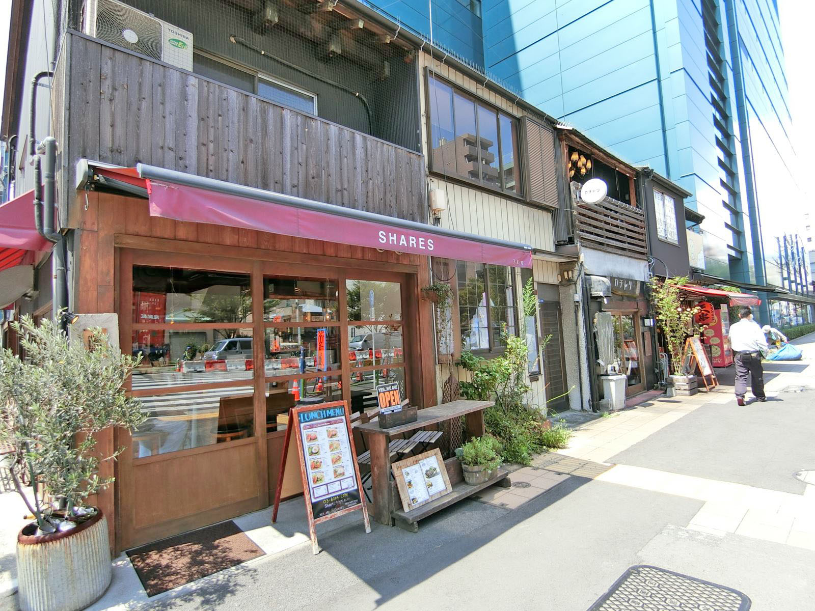付近には飲食店が豊富