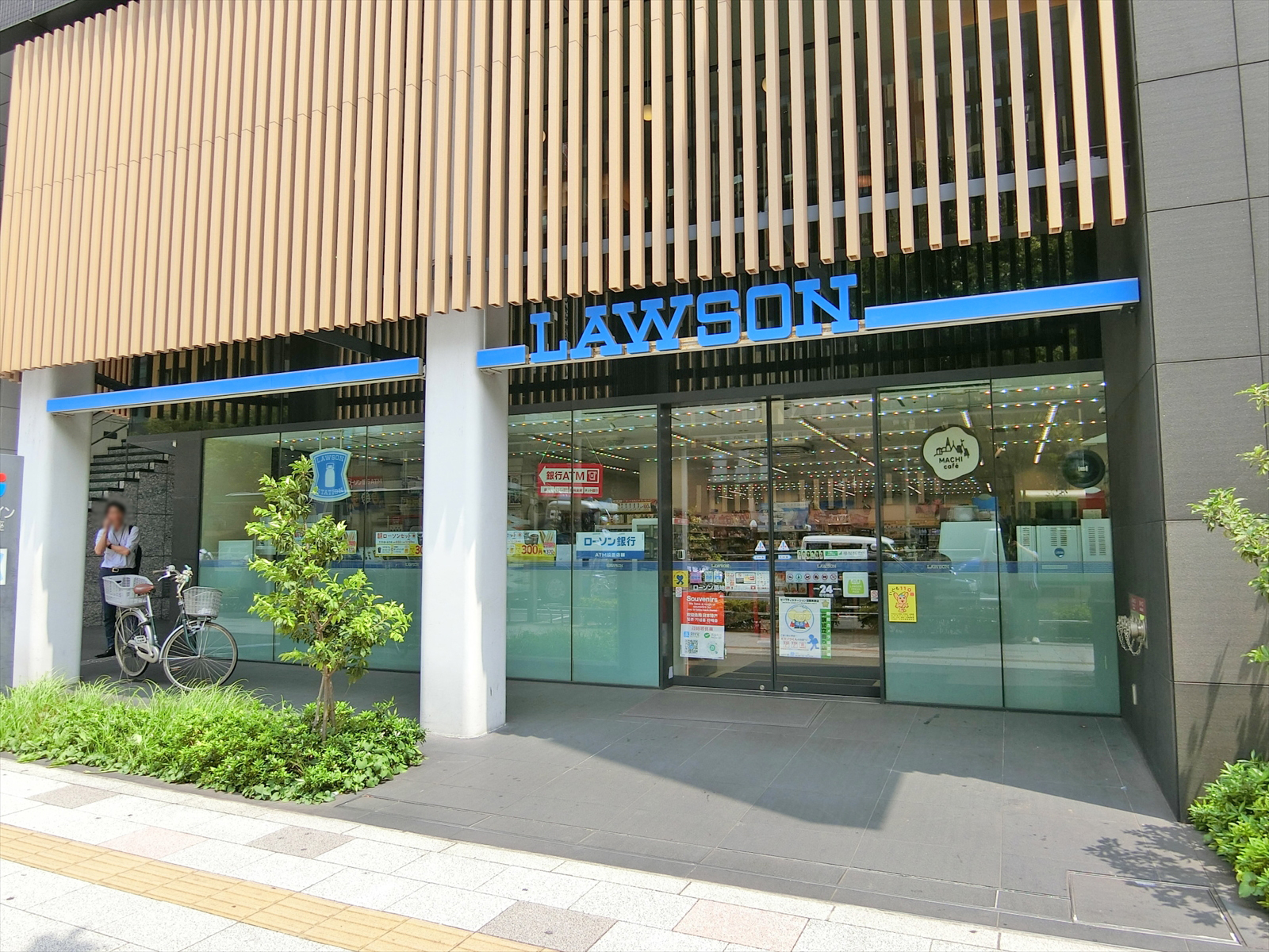 徒歩2分のローソン築地二丁目店