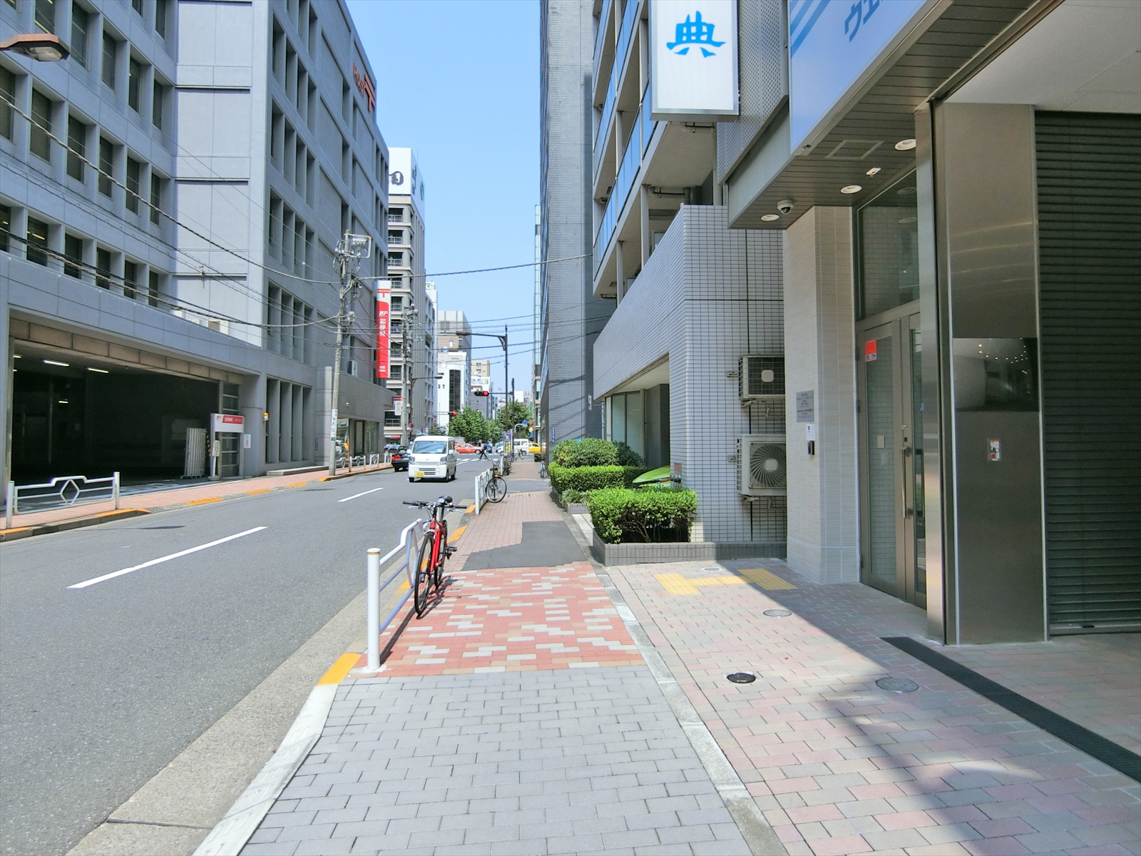 東銀座ロイアルハイツ前面の通り