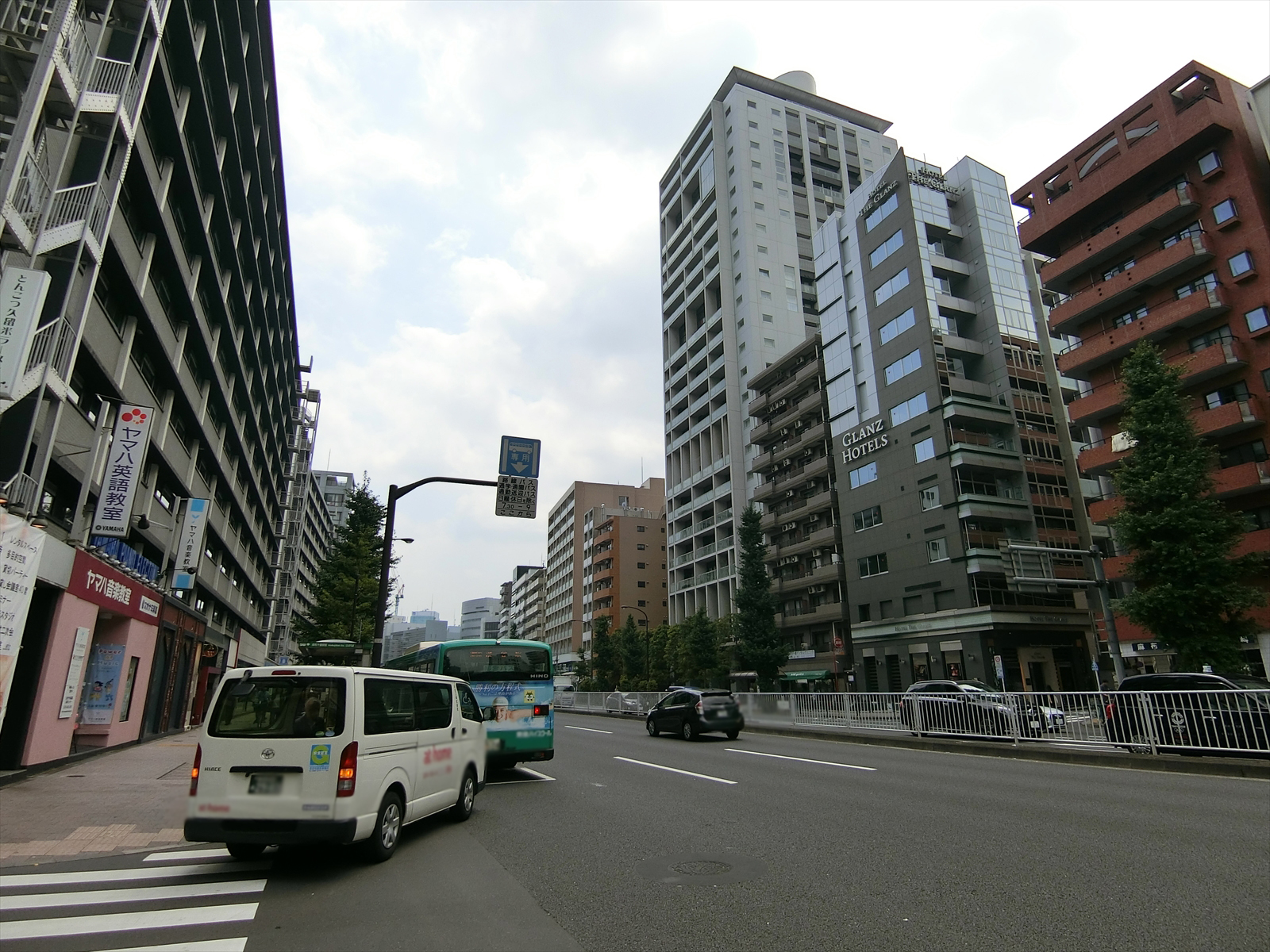 麻布十番エムビル前面の麻布通り