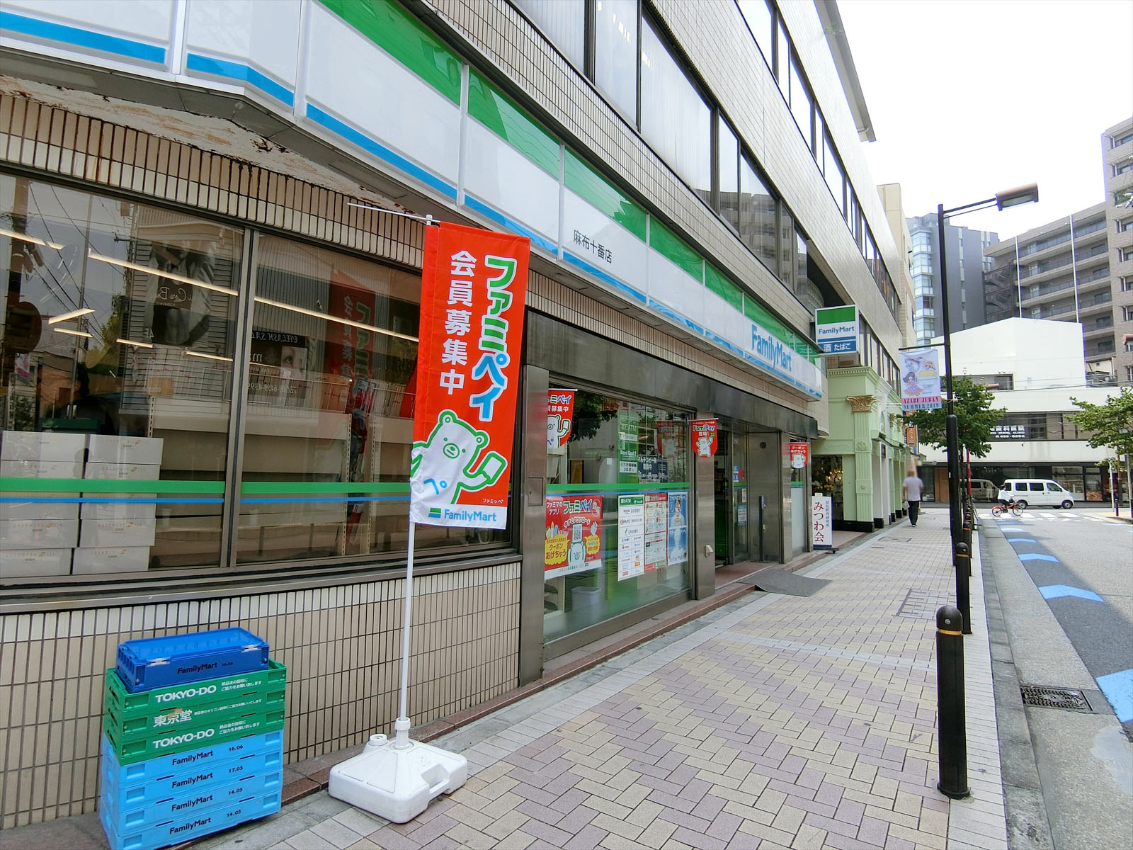 徒歩2分のファミリーマート
