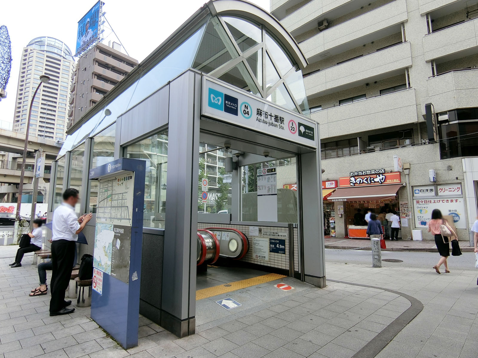 最寄りの「麻布十番駅」