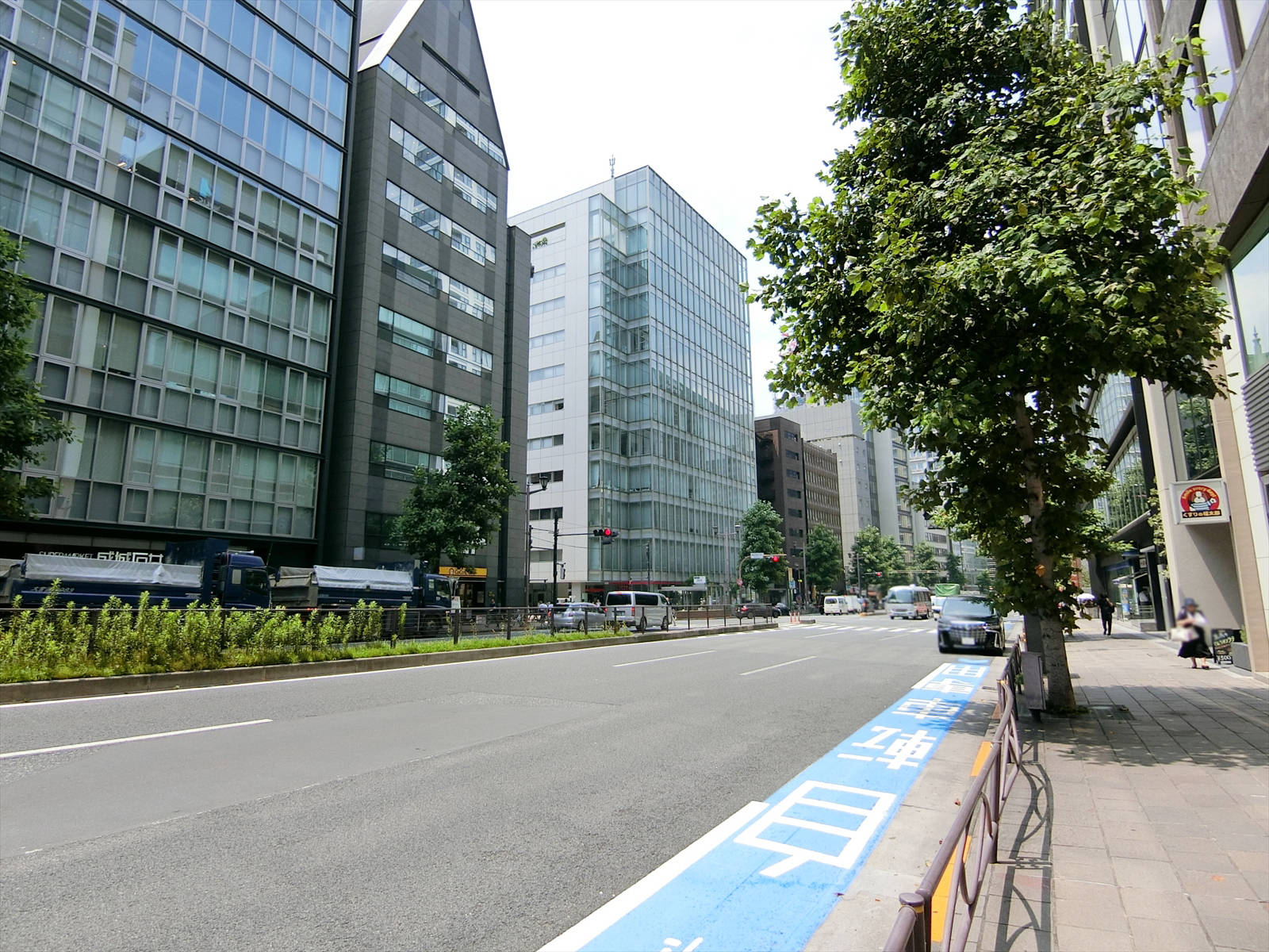 麹町共同ビル前面の新宿通り