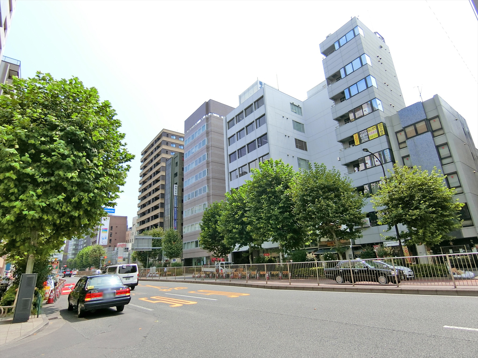新大橋通り沿いに立地