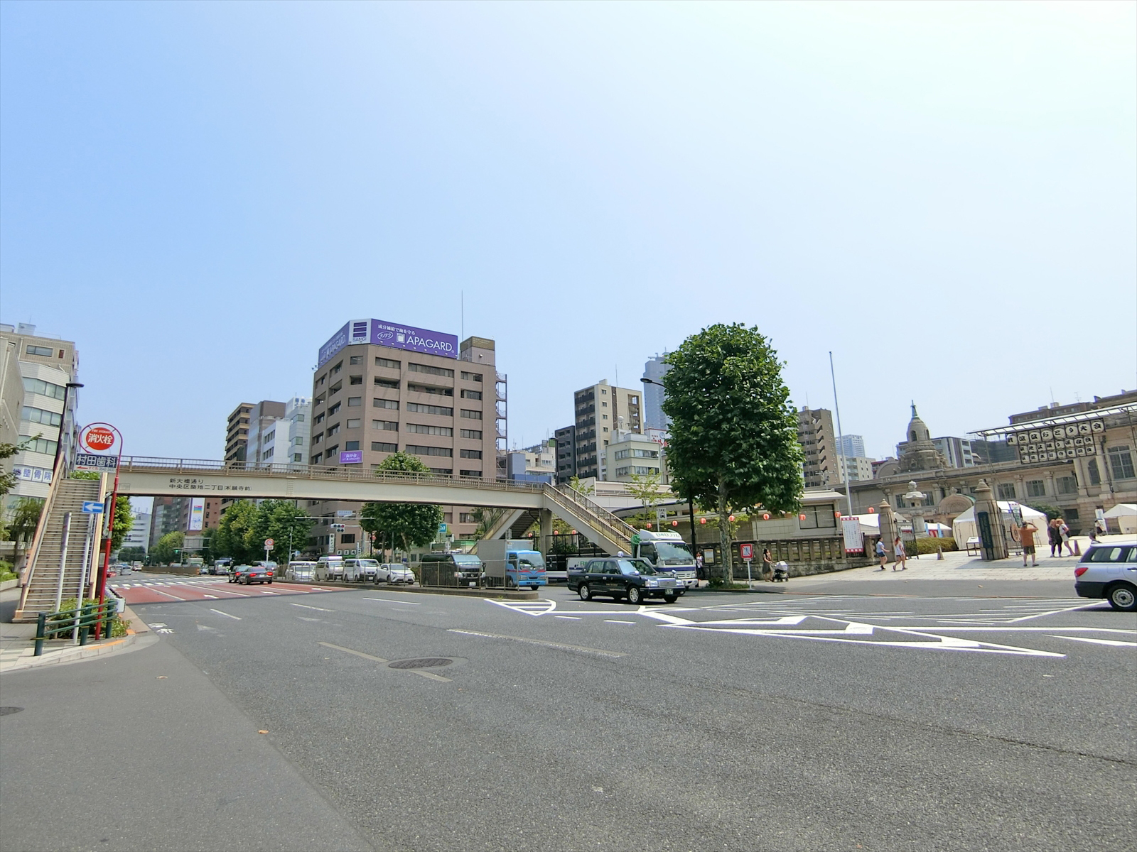 新大橋通り沿いに立地