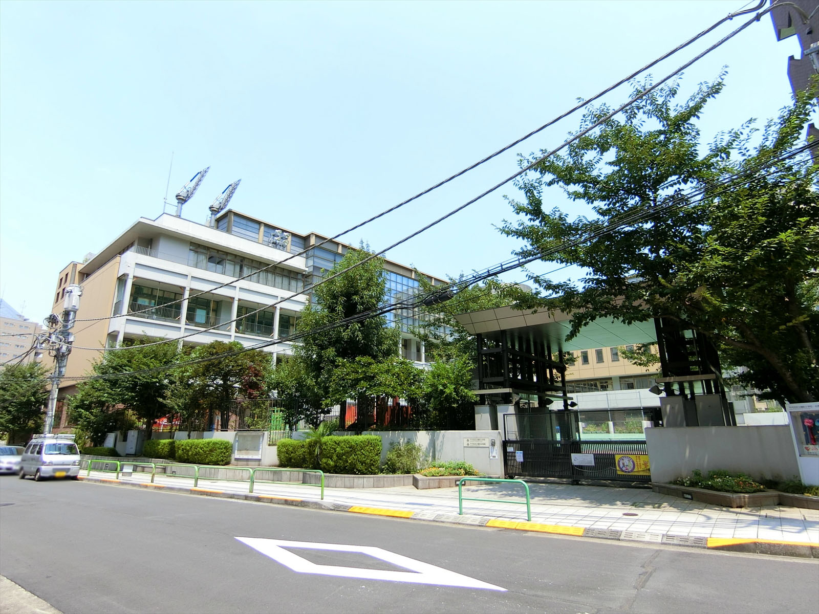 ビル裏の千代田区立麹町小学校