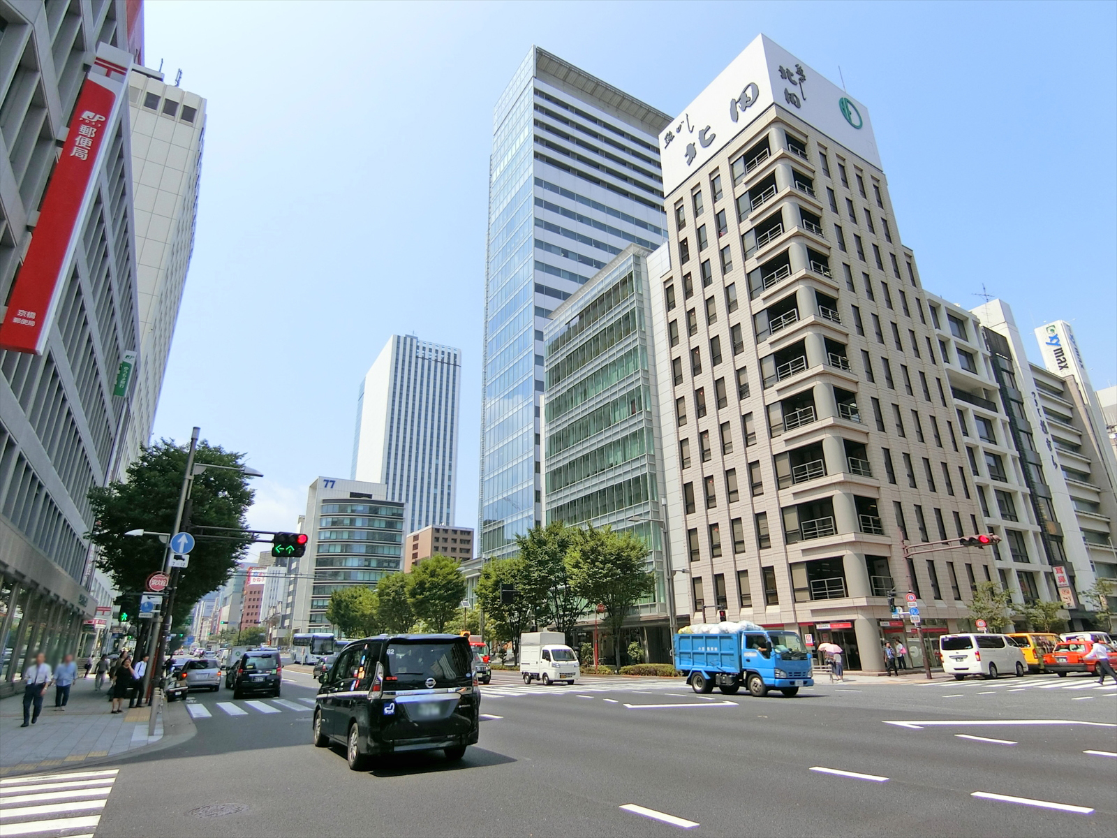 晴海通り沿いに立地