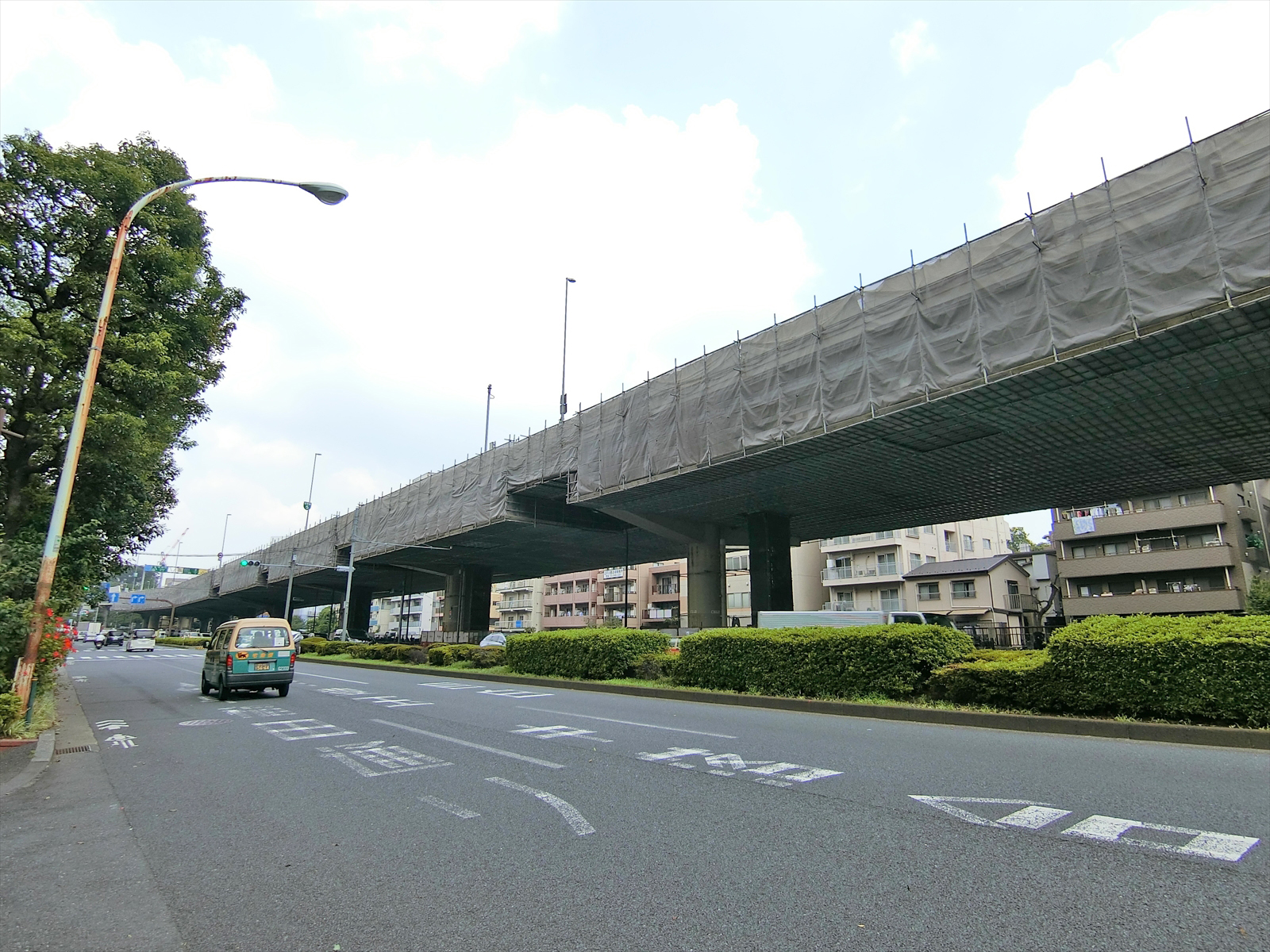 目白通り沿いに立地