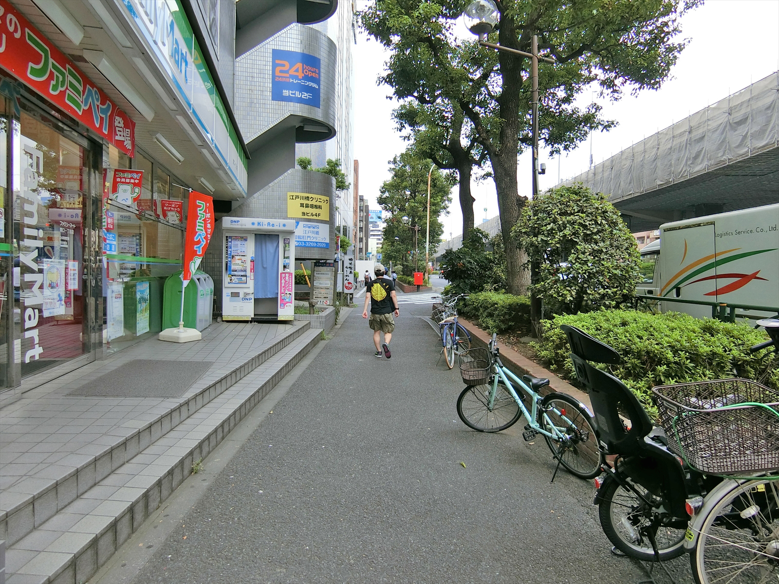 弥助ビル前面の通り