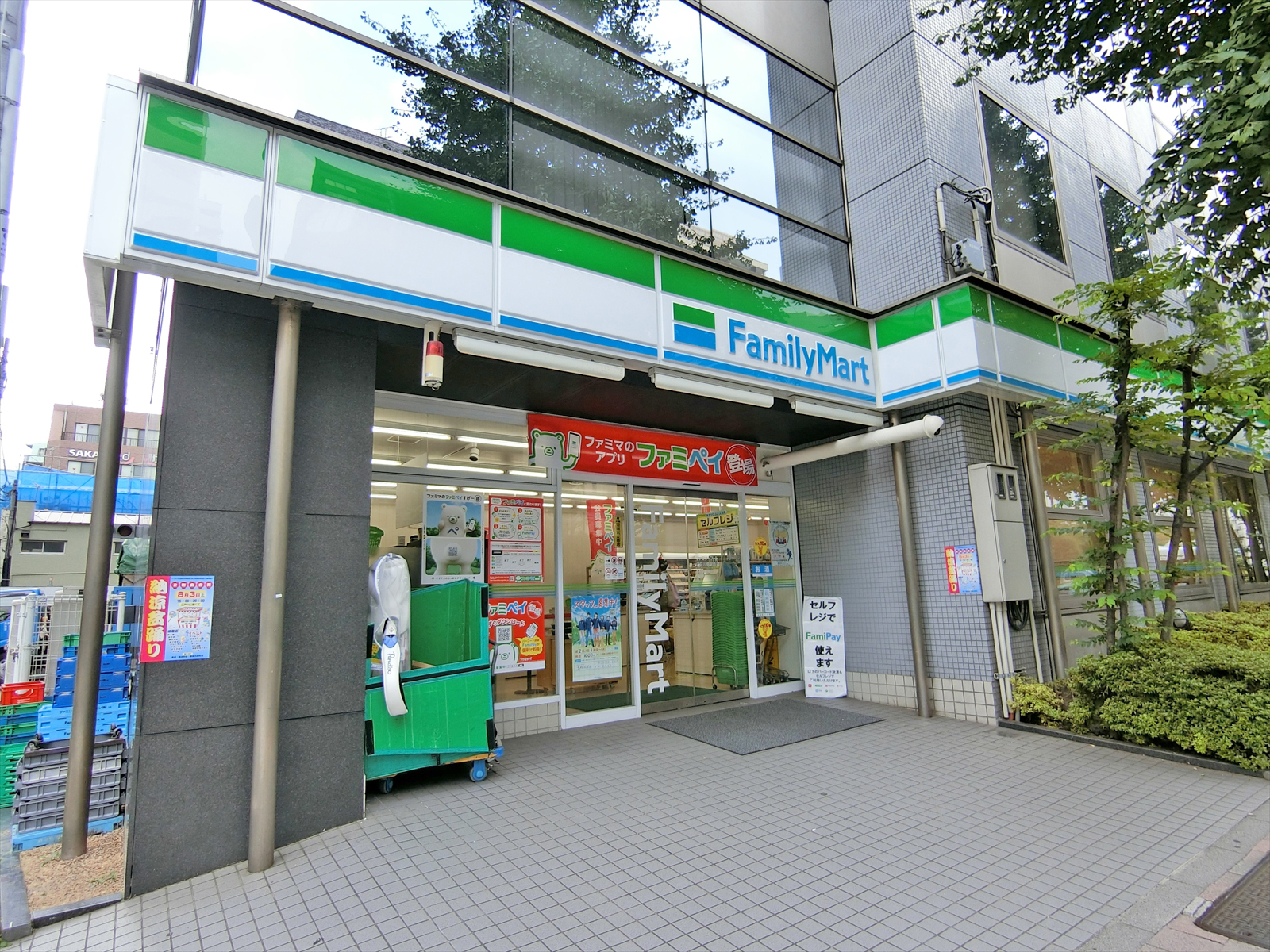 徒歩1分のファミリーマート