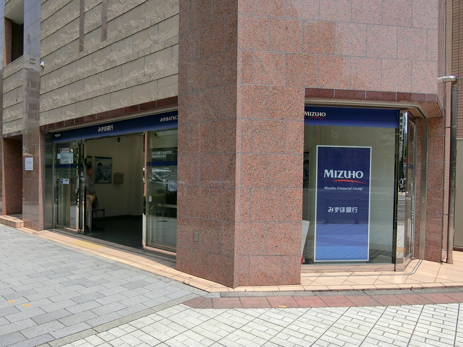 付近のみずほ銀行ATMコーナー