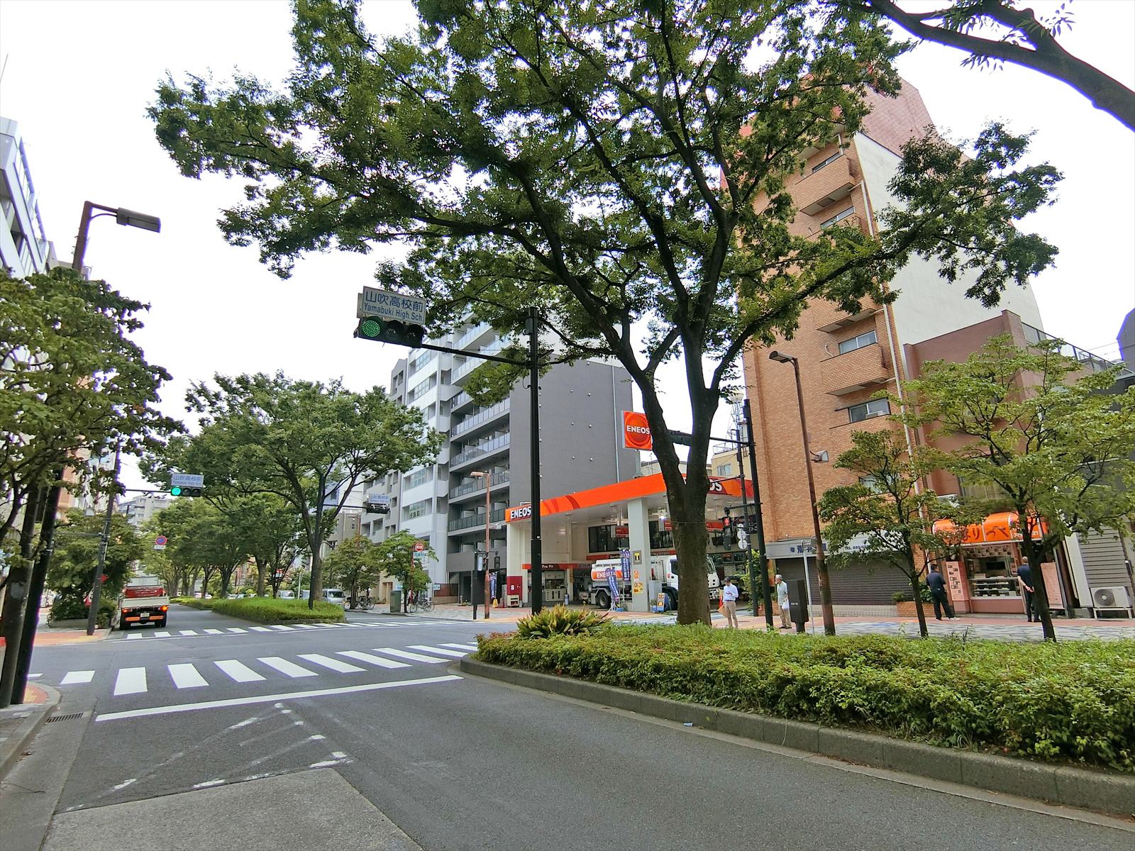 早大通り沿いに立地