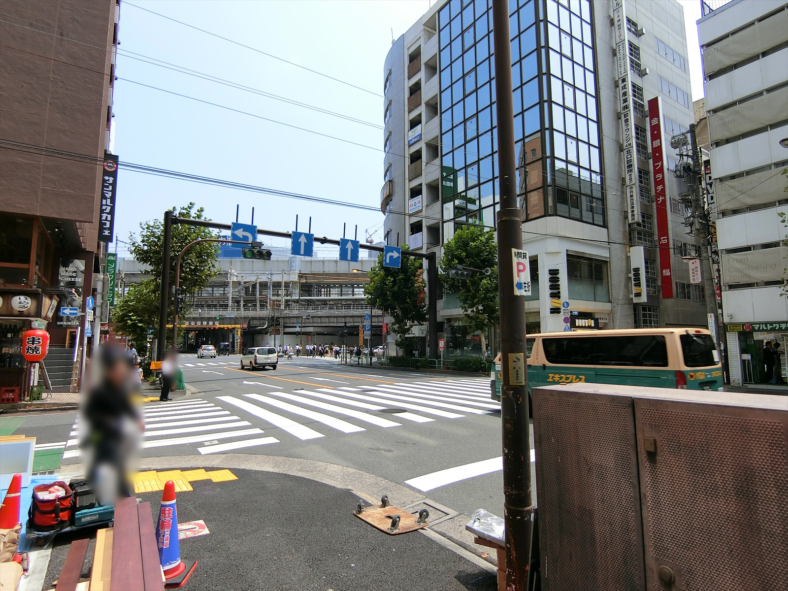 KDX神田駅前ビル前面の神田警察通り