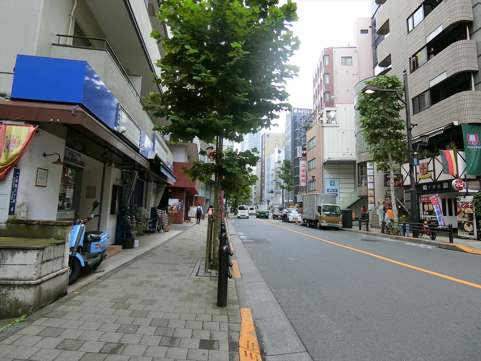 赤坂通50番ビル前面の通り