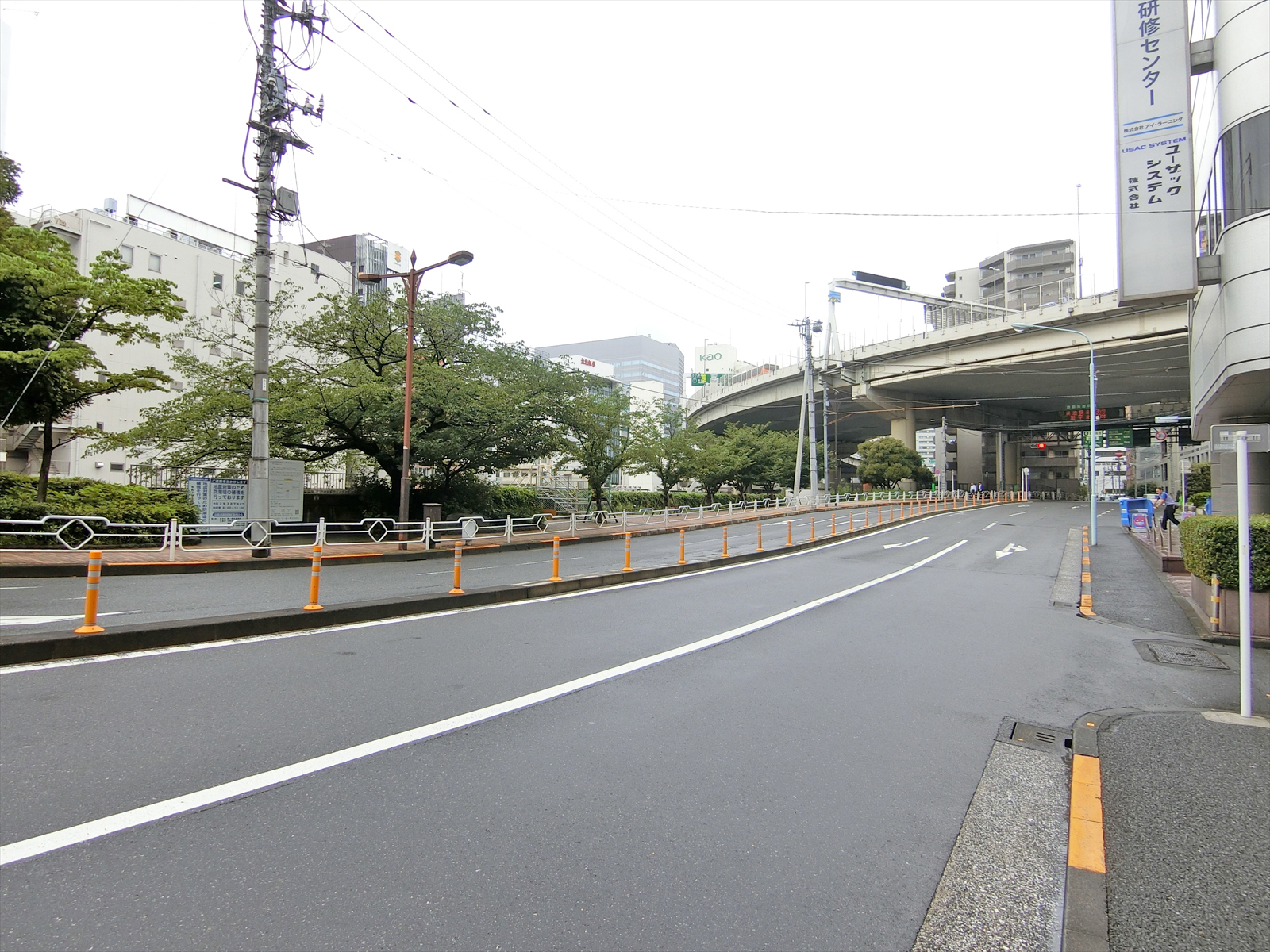 アライズ第2ビル前面の通り