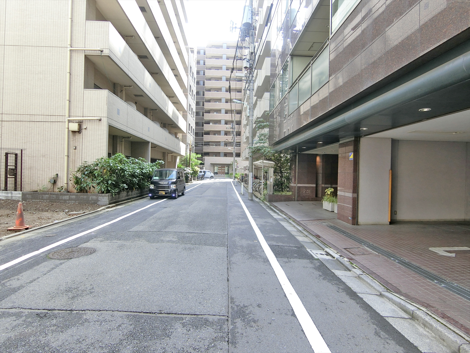 弘電工事ビル前面の通り